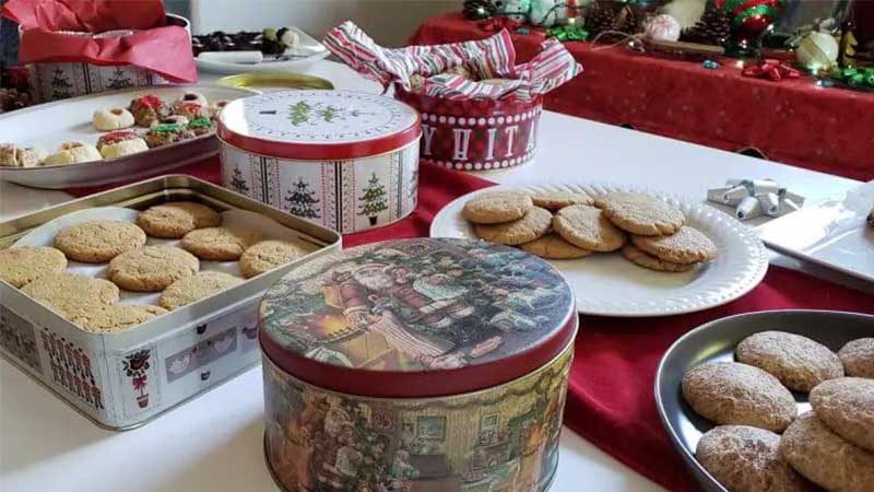 metal cookie tin